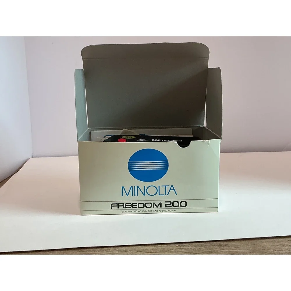 Minolta Freedom 200 35mm Point and Shoot Film Camera AF Built-in Flash with Box